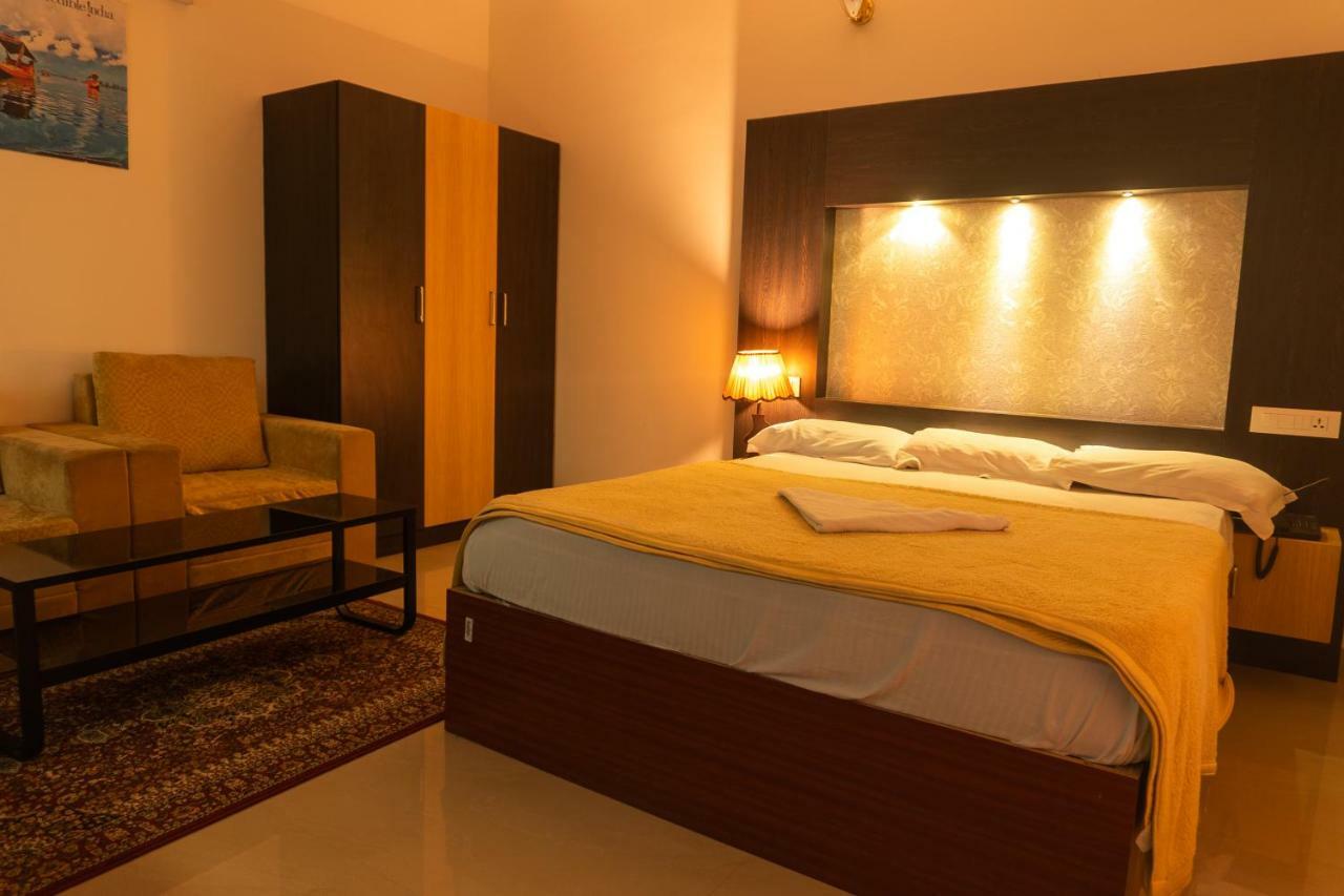 Aramana Holiday Inn Alappuzha Екстериор снимка