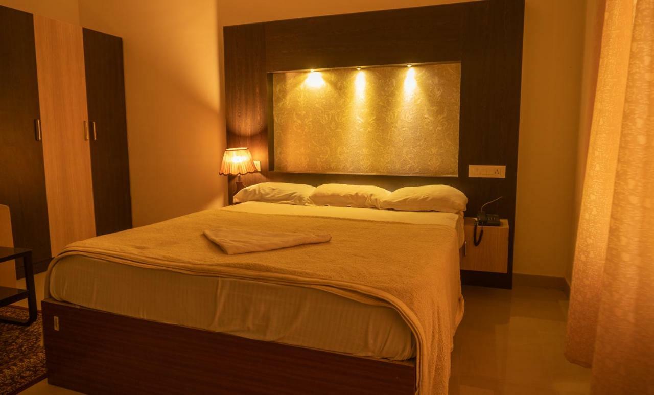 Aramana Holiday Inn Alappuzha Екстериор снимка